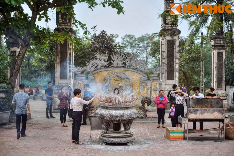 Vì sự linh thiêng của ngôi đền, không chỉ trong những ngày lễ hội, mà quanh năm, du khách thập phương từ mọi miền lại tụ hội về xứ Nghệ, đến với đền Ông Hoàng Mười tế lễ để nguyện cầu những điều an lành, hạnh phúc.