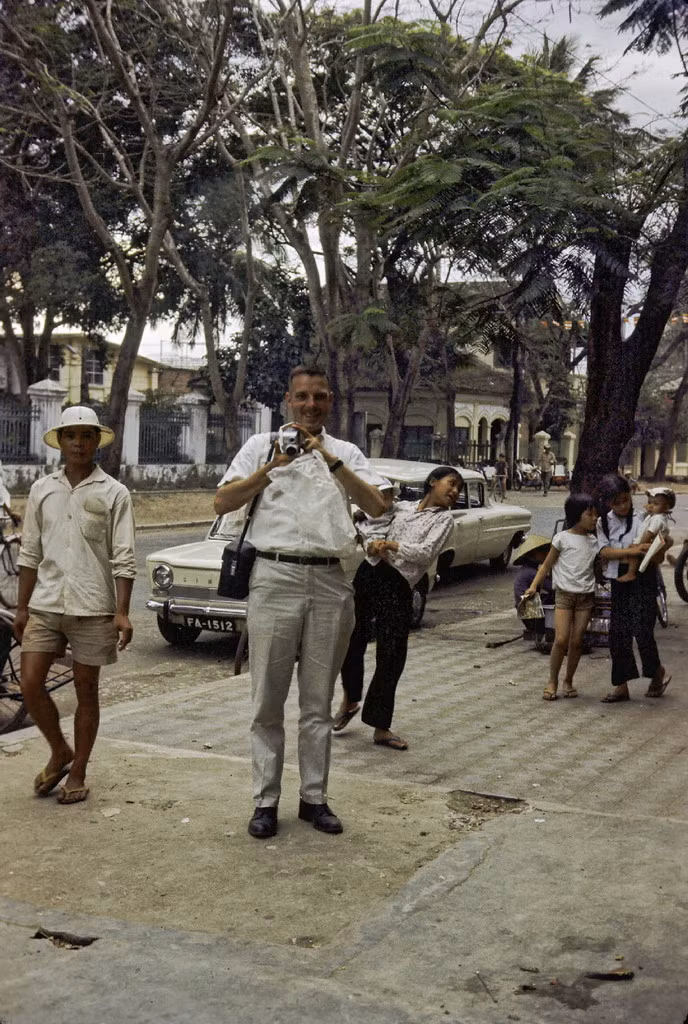 "Trung úy Joe Feeley với chiếc máy quay phim lúc nào anh cũng xách theo. Thật là bi thảm, tất cả phim của anh đã bị hủy hoại hết. Không rõ vì sao những cuốn phim này đã bị ngập nước trên một chiếc tàu nào đó", ông Bruce Tester chia sẻ. Ảnh: Bruce Tester.