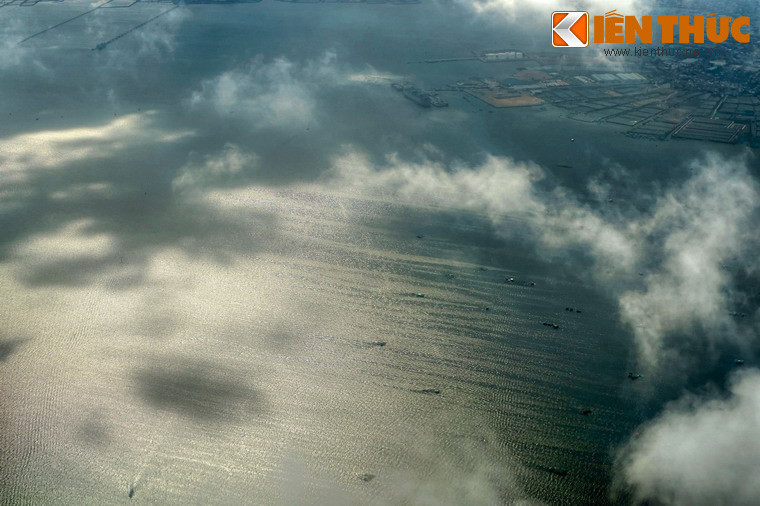 Một góc vịnh Cam Ranh với những con thuyền trông như chấm nhỏ trên mặt biển.