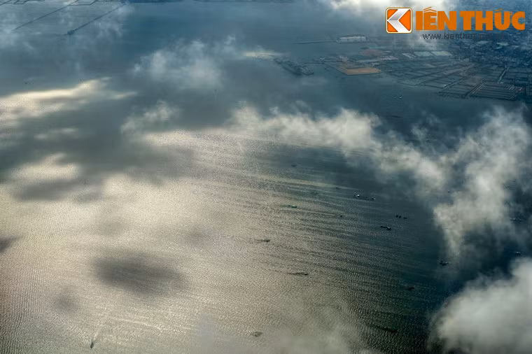 Một góc vịnh Cam Ranh với những con thuyền trông như chấm nhỏ trên mặt biển.