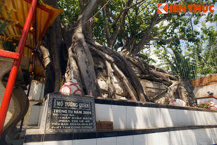 Trong những năm gần đây ngôi mộ đã được ốp đá xung quanh và xây thêm nhiều công trình như cổng, tường bao, bình phong.