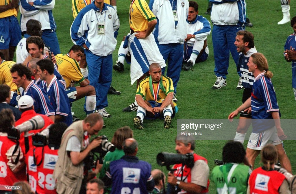 Các cầu thủ Brazil ủ rũ sau thất bại. Ảnh: Getty.