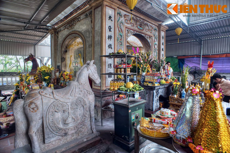 Cho đến nay, có rất nhiều giai thoại về thân thế Ông Hoàng Mười, vị thần chủ của đền, trong đó có cả những câu chuyện đầy màu sắc kỳ bí.