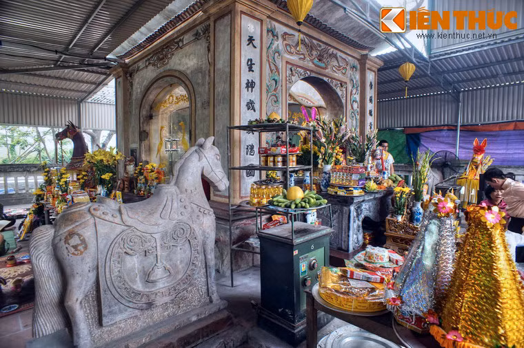 Cho đến nay, có rất nhiều giai thoại về thân thế Ông Hoàng Mười, vị thần chủ của đền, trong đó có cả những câu chuyện đầy màu sắc kỳ bí.