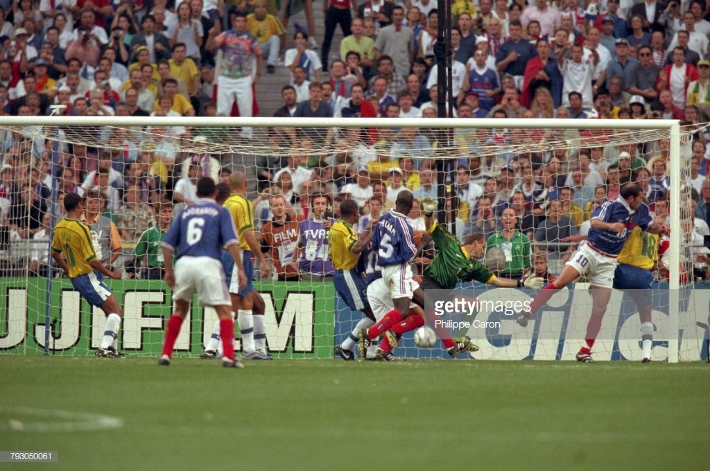 Danh thủ Pháp Zinedine Zidane ghi bàn mở tỉ số cho Pháp ở phút thứ 27. Ảnh: Getty.