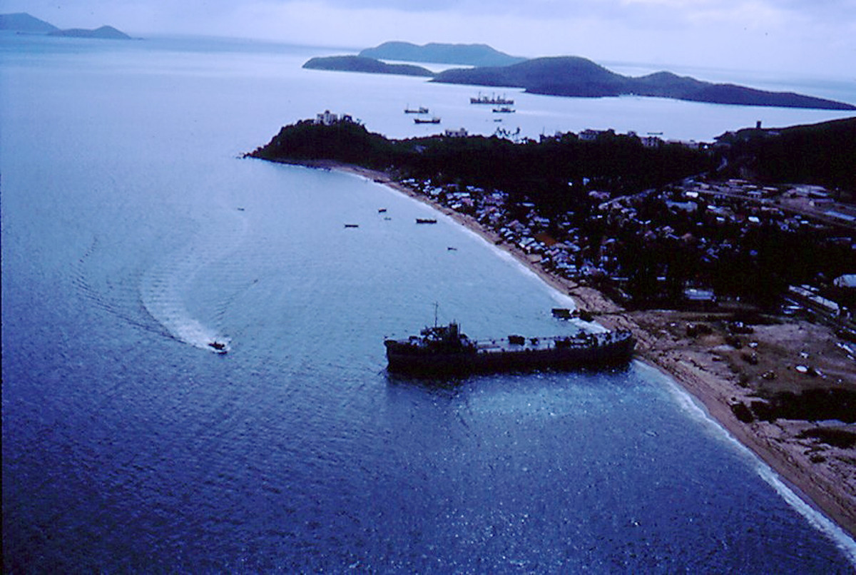 Tàu hải quân Mỹ neo đậu bên bờ biển Nha Trang, 1967. Ảnh: Rod O' Dell.