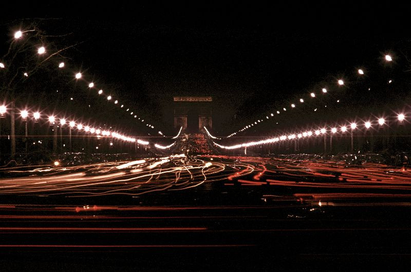 Buổi đêm trên đại lộ Champs-Elysées. Ảnh: JAYL38 Flickr.