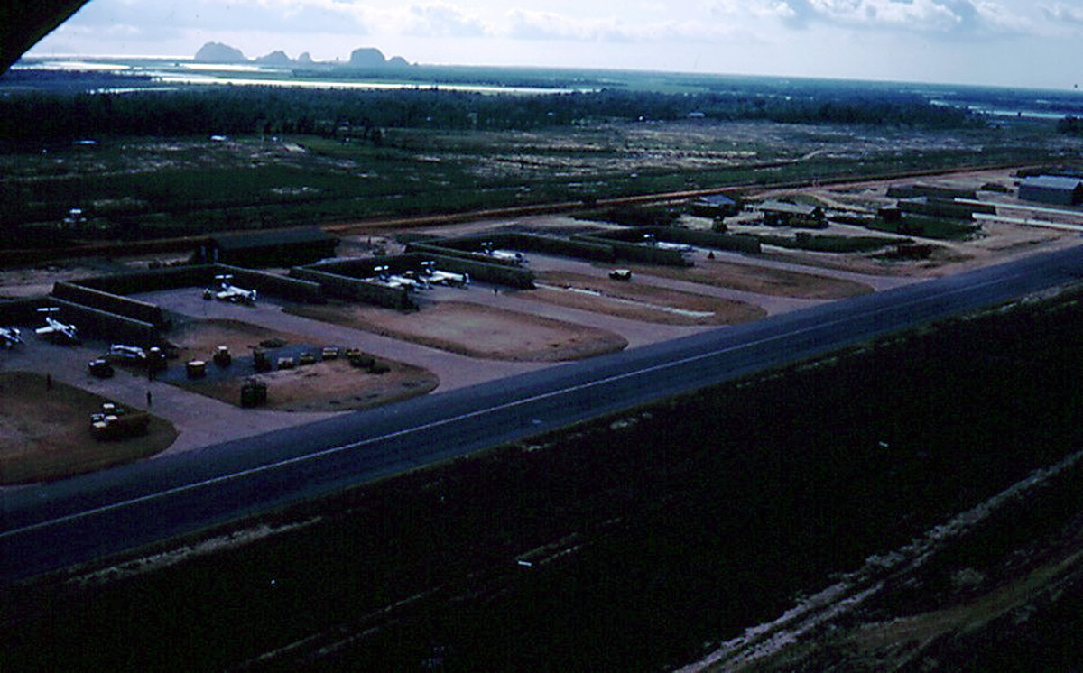 Căn cứ không quân Đà Nẵng, phía xa là núi Ngũ Hành Sơn. Ảnh: Rod O' Dell.