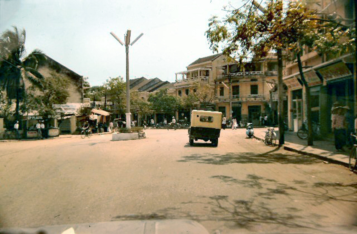 Giao lộ Độc Lập - Phan Bội Châu. Ảnh: 459thsignal.org.