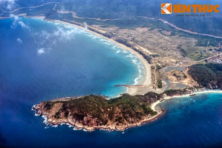 Mũi Cà Tiên (một nửa thuộc địa phận Ninh Thuận, một nửa thuộc Khánh Hòa) và bãi biển Bình Tiên (Ninh Thuận).