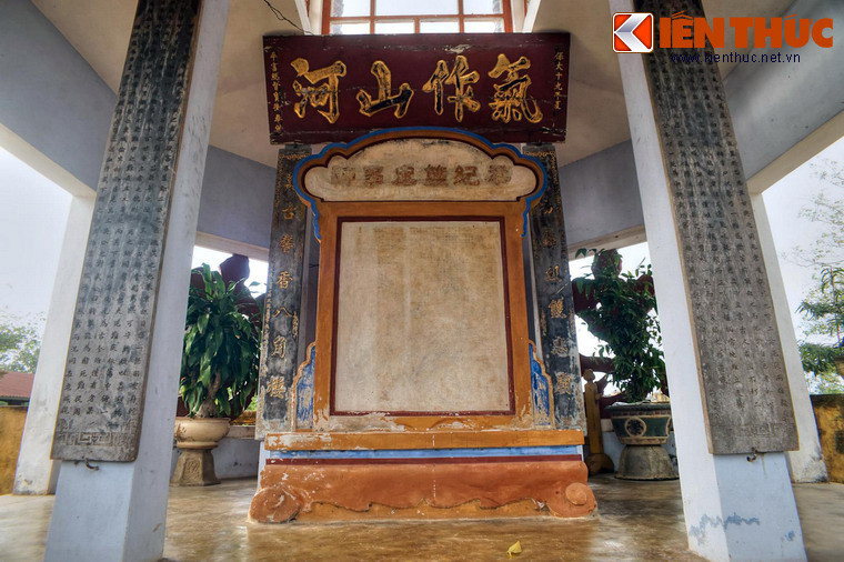 Chính giữa công trình là văn bia.