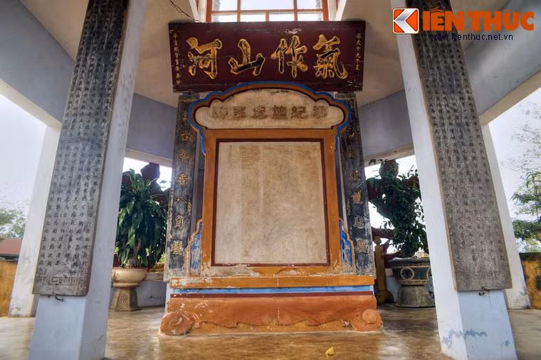 Chính giữa công trình là văn bia.