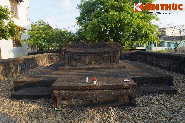 Theo lời kể của hậu duệ cụ Phan Tiến Cẩn, từ cuối những năm 1980, các nhóm trộm cổ vật đã hai lần đào trộm lăng mộ nhưng đều bất thành.