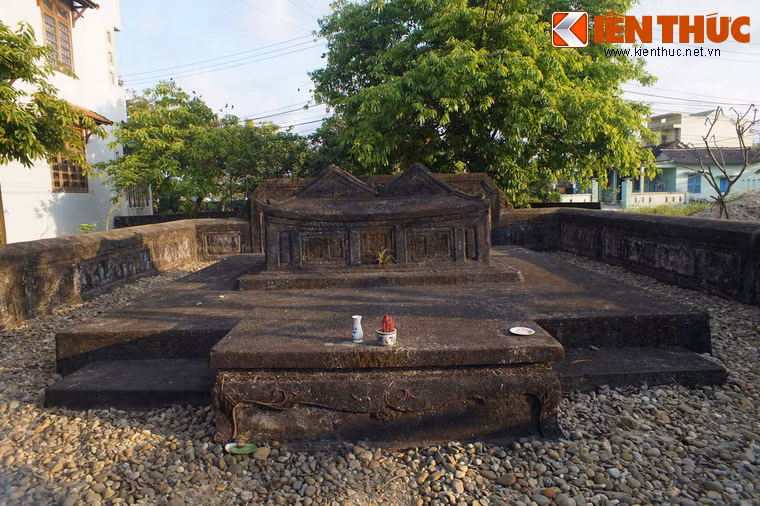 Theo lời kể của hậu duệ cụ Phan Tiến Cẩn, từ cuối những năm 1980, các nhóm trộm cổ vật đã hai lần đào trộm lăng mộ nhưng đều bất thành.