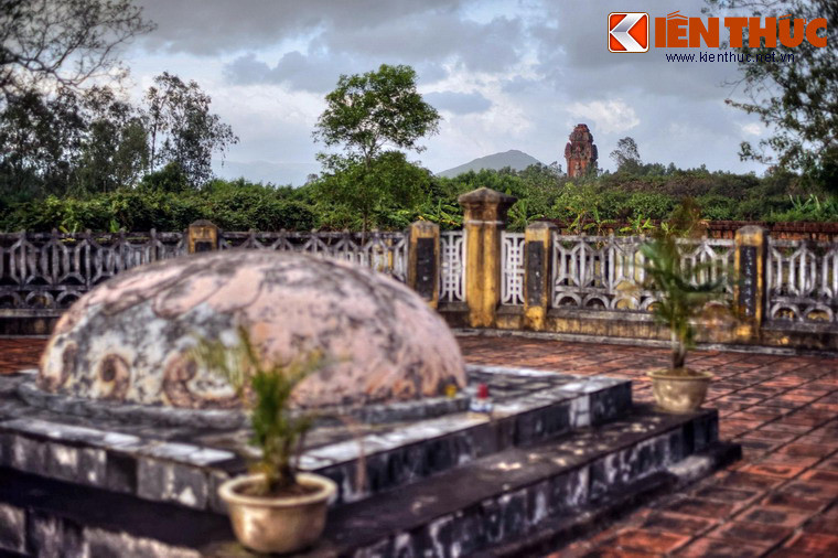 Người dân Bình Định cũng đã lưu truyền câu ca về cái chết của tướng Võ Tánh như sau:“Ngó lên ngọn tháp Cánh Tiên/ Cảm thương quan Hậu thủ thiềng (thành) ba năm”.