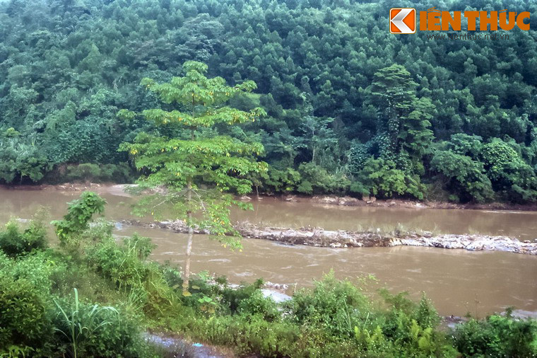 Trên địa phận Việt Nam, sông bắt đầu tại xã Thanh Thuỷ, huyện Vị Xuyên, tỉnh Hà Giang, điểm cuối là ngã ba Hạc, còn gọi là ngã ba Bạch Hạc hay ngã ba Việt Trì, thành phố Việt Trì, tỉnh Phú Thọ, nơi sông Lô đổ vào sông Hồng.