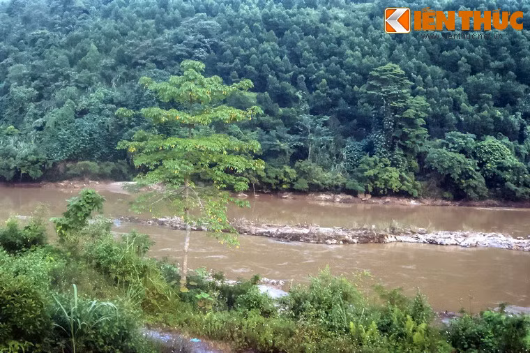 Trên địa phận Việt Nam, sông bắt đầu tại xã Thanh Thuỷ, huyện Vị Xuyên, tỉnh Hà Giang, điểm cuối là ngã ba Hạc, còn gọi là ngã ba Bạch Hạc hay ngã ba Việt Trì, thành phố Việt Trì, tỉnh Phú Thọ, nơi sông Lô đổ vào sông Hồng.