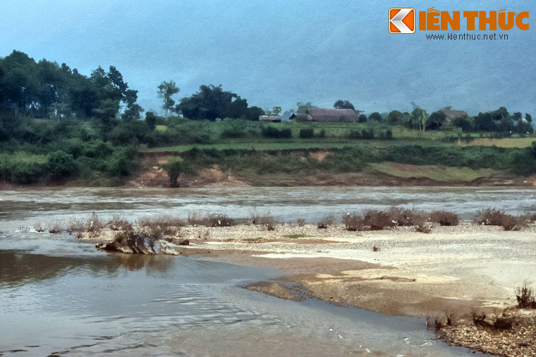 "...Sóng ngàn kháng chiến cháy bờ lau thưa đã tàn thôn trang Ai qua bến nắng hồng lặng nhìn màu nước sông Lô xưa”.