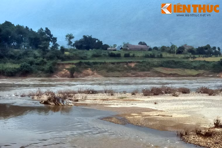 "...Sóng ngàn kháng chiến cháy bờ lau thưa đã tàn thôn trang Ai qua bến nắng hồng lặng nhìn màu nước sông Lô xưa”.