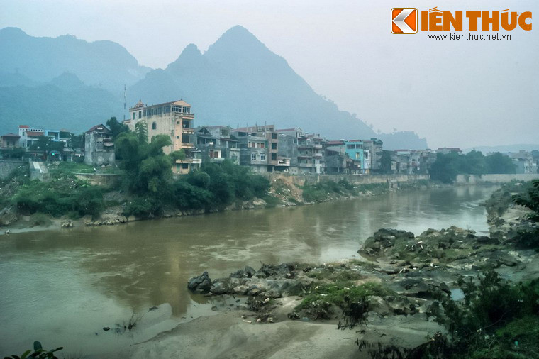 Những khu vực sông chảy qua đều là địa hình đồi núi hiểm trở. Vì vậy hai bên bờ sông có nhiều khung cảnh kỳ vĩ như ghềnh đá, rừng rậm, các dãy núi trùng điệp phía xa...