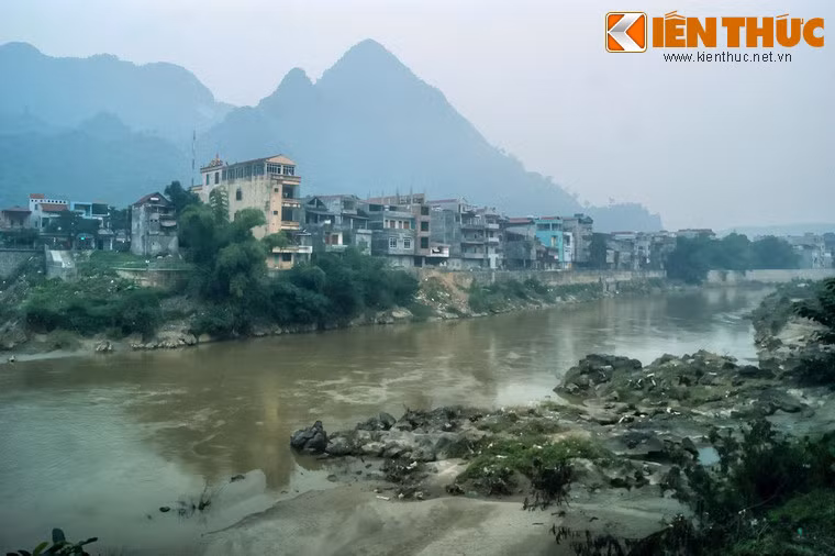 Những khu vực sông chảy qua đều là địa hình đồi núi hiểm trở. Vì vậy hai bên bờ sông có nhiều khung cảnh kỳ vĩ như ghềnh đá, rừng rậm, các dãy núi trùng điệp phía xa...