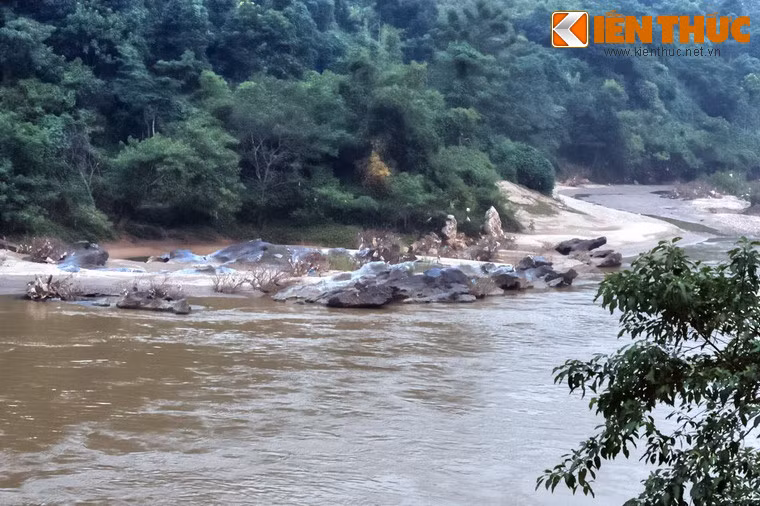 Những lời ca từ bản Trường ca sông Lô vừa làm toát lên vẻ đẹp hùng vĩ cua sông Lô, vừa mang âm hưởng của một giai đoạn lịch sử hào hào hùng của đại ngàn Việt Bắc.