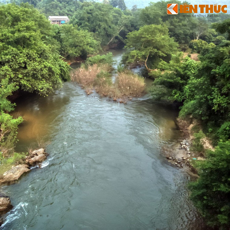 Một trích đoạn từ bản trường ca: “Sông Lô sóng ngàn Việt Bắc bãi dài ngô lau núi rừng âm u. Thu ru bến sóng vàng từng nhà mờ biếc chìm một màu khói thu Sông Lô...".