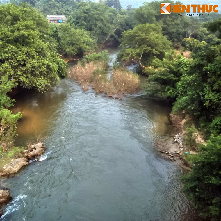 Một trích đoạn từ bản trường ca: “Sông Lô sóng ngàn Việt Bắc bãi dài ngô lau núi rừng âm u. Thu ru bến sóng vàng từng nhà mờ biếc chìm một màu khói thu Sông Lô...".