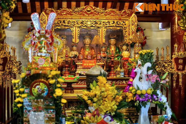 Ngoài ra, đền còn thờ các vị phúc thần: Lê Khôi, Quận công Trịnh Trung, Song Đồng Ngọc Nữ và hệ thống đạo Mẫu tứ phủ, mà người đứng đầu là Thánh Mẫu Liễu Hạnh.