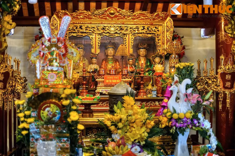 Ngoài ra, đền còn thờ các vị phúc thần: Lê Khôi, Quận công Trịnh Trung, Song Đồng Ngọc Nữ và hệ thống đạo Mẫu tứ phủ, mà người đứng đầu là Thánh Mẫu Liễu Hạnh.