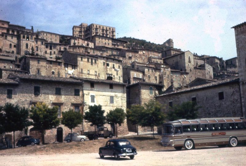 Khu dân cư trên sườn đồi ở Assisi. Ảnh: Fraser Pettigrew Flickr.