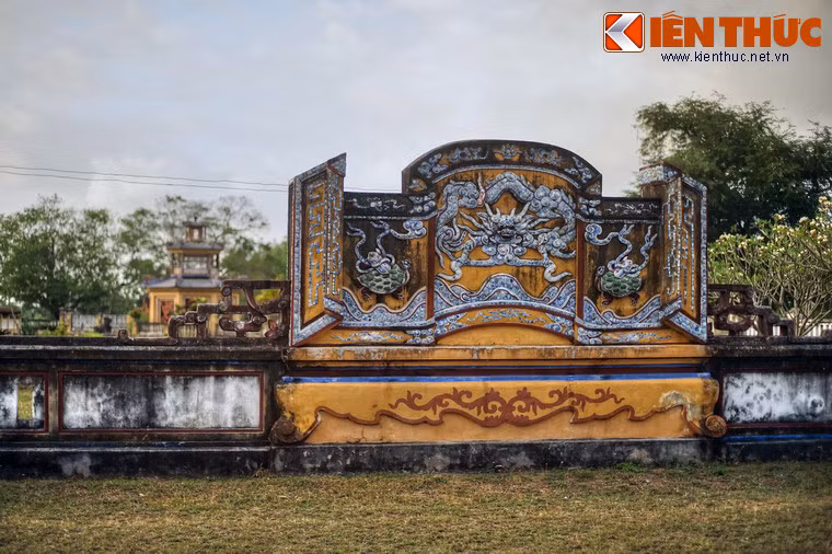 Khu lăng mộ tướng Võ Tánh nằm giữa thành, có khuôn viên rộng với tường bao quanh. Bờ tường mặt trước có bình phong dạng cuốn thư ở chính giữa, hai bên có hai lối vào.