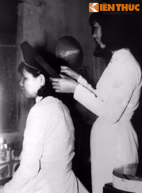 Phù dâu đang sửa soạn cho cô dâu chuẩn bị đón nhà trai, đám cưới ông Trần Đình Giai và bà Nguyễn Khoa Diệu Đoan, 16/1/1965, nay ở phường Thuận Thành, TP Huế.