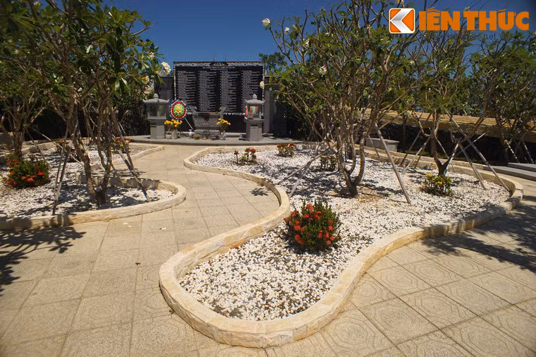 Ngoài các hạng mục chính, Khu tưởng niệm còn có hệ thống cây xanh, thảm cỏ và ánh sáng được chăm chút kỹ lưỡng.