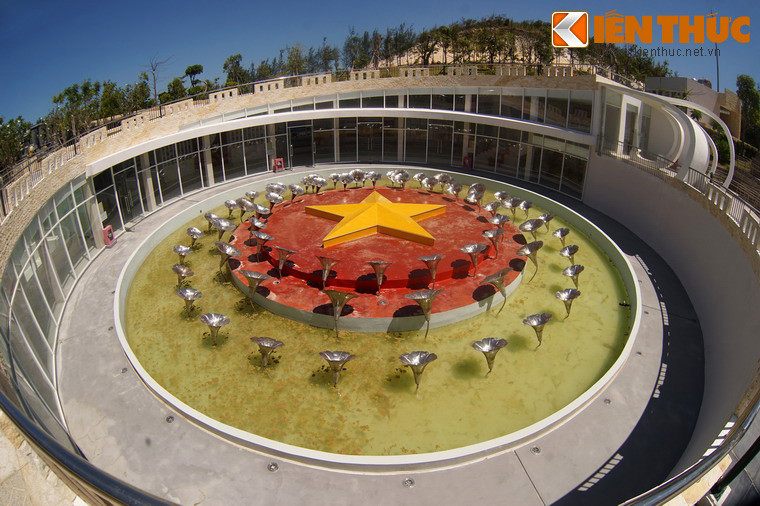 Toàn bộ khu bảo tàng bao quanh một khoảng sân tròn, giữa sân là một hồ nước tượng trưng cho Biển Đông. Trong hồ nước có 64 đóa hoa phong ba - tượng trưng cho 64 chiến sĩ Gạc Ma - tạo thành ba vòng tròn bao bọc lấy hòn đảo mang sắc màu quốc kỳ Việt Nam.