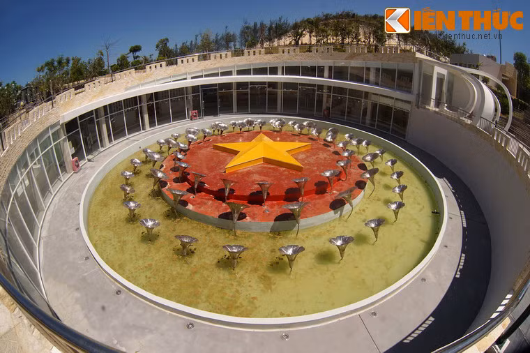 Toàn bộ khu bảo tàng bao quanh một khoảng sân tròn, giữa sân là một hồ nước tượng trưng cho Biển Đông. Trong hồ nước có 64 đóa hoa phong ba - tượng trưng cho 64 chiến sĩ Gạc Ma - tạo thành ba vòng tròn bao bọc lấy hòn đảo mang sắc màu quốc kỳ Việt Nam.