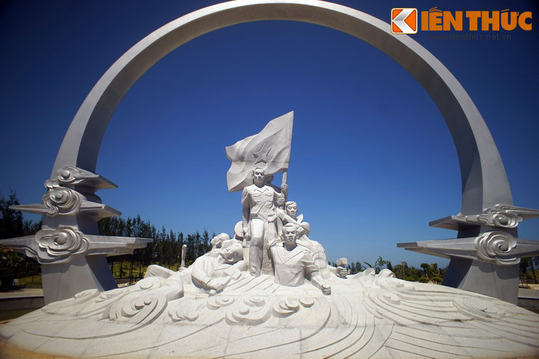 Hình tượng bao quát của tượng đài là “Vòng tròn bất tử” cao 15,15m, tượng trưng cho thời khắc 64 chiến sĩ Hải quân Nhân dân Việt Nam nắm tay nhau quyết tâm bảo vệ lá cờ Tổ quốc tại đảo Gạc Ma ngày 14/3/1988.