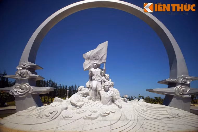 Hình tượng bao quát của tượng đài là “Vòng tròn bất tử” cao 15,15m, tượng trưng cho thời khắc 64 chiến sĩ Hải quân Nhân dân Việt Nam nắm tay nhau quyết tâm bảo vệ lá cờ Tổ quốc tại đảo Gạc Ma ngày 14/3/1988.