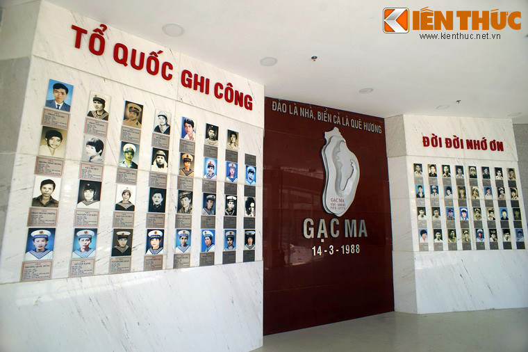 Trung tâm bảo tàng là không gian tưởng niệm với hình ảnh, tên tuổi, quê quán của 64 chiến sĩ được khắc tạc trên hai bức tường đá hoa cương, ở giữa hai bức tường là hình ảnh đảo Gạc Ma với thông điệp "Đảo là nhà, biển cả là quê hương".