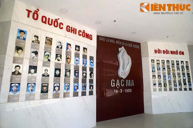 Trung tâm bảo tàng là không gian tưởng niệm với hình ảnh, tên tuổi, quê quán của 64 chiến sĩ được khắc tạc trên hai bức tường đá hoa cương, ở giữa hai bức tường là hình ảnh đảo Gạc Ma với thông điệp "Đảo là nhà, biển cả là quê hương".