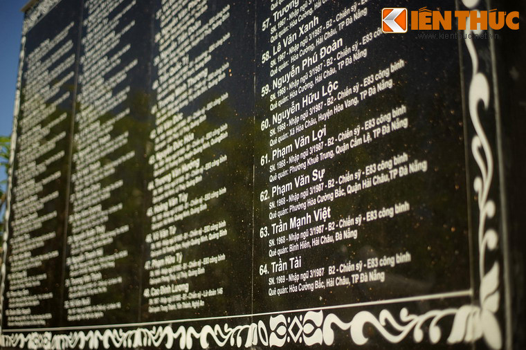 Chính giữa đài tưởng niệm là tấm bia khắc ghi họ, tên, quê quán của các chiến sĩ.