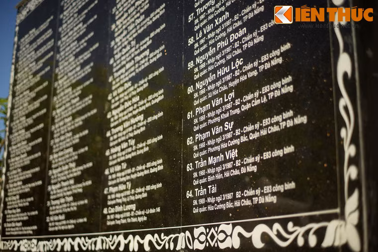 Chính giữa đài tưởng niệm là tấm bia khắc ghi họ, tên, quê quán của các chiến sĩ.