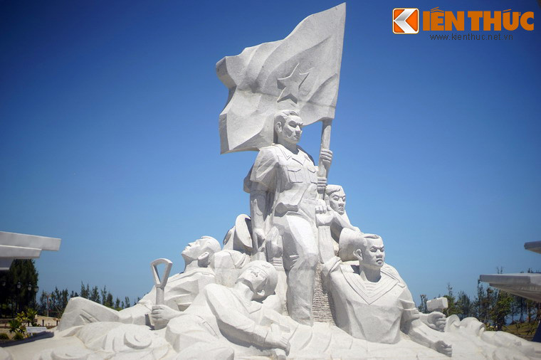 Trong Vòng tròn bất tử là cụm tượng các chiến sĩ Gạc Ma làm từ những phiến đá granite nguyên khối nặng hơn 14 tấn, cao 12 m, ngang 12 m, gồm 9 hình tượng khác nhau.