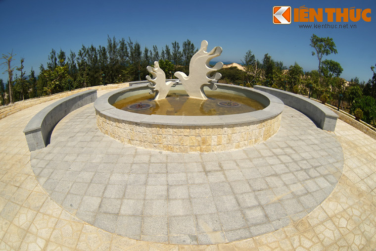 Công trình phía trong cùng của Khu tưởng niệm là quảng trường Hòa Bình với tầm nhìn hướng về phía Biển Đông, tượng trưng cho ước nguyện hòa bình của nhân dân Việt Nam.