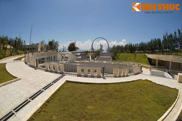 Bên cạnh đó, đây còn là nơi giáo dục truyền thống yêu nước, bảo vệ tổ quốc đầy ý nghĩa cho thế hệ trẻ.