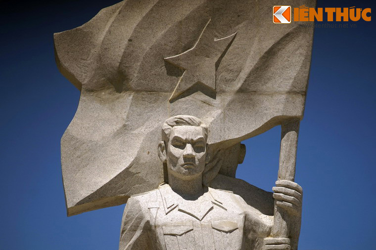 Hình tượng người chiến sĩ được tạo tác với những mảng khối rắn rỏi, thể hiện tinh thần hiên ngang bất khuất của những người con sẵn sàng xả thân để bảo vệ độc lập, chủ quyền của Tổ quốc.