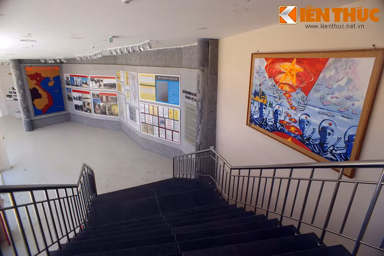 Bên trong bảo tàng nhiều di ảnh, bút tích của các chiến sĩ, cũng như diễn biến trận chiến rạng sáng 14/3/1988 và những tư liệu lịch sử về biển đảo Việt Nam được trưng bày.