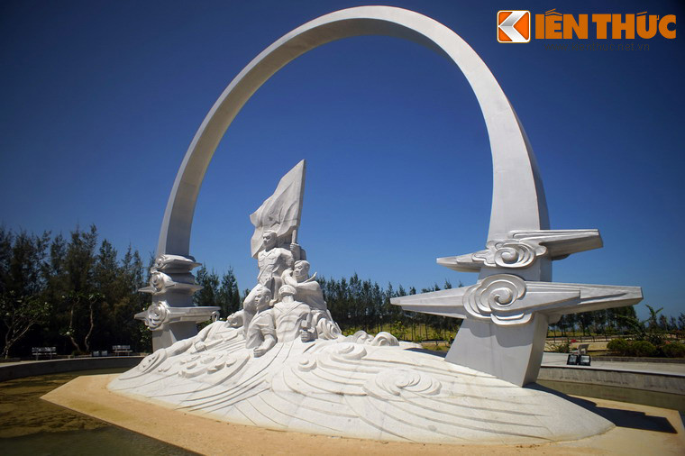 Khu tưởng niệm có khuôn viên rộng 2,5 ha, gồm 2 phần chính: Phần tượng đài Bảo tàng ngầm. Trong đó phần tượng đài mang tên “Những người nằm lại phía chân trời” được xem là trái tim của Khu tưởng niệm.