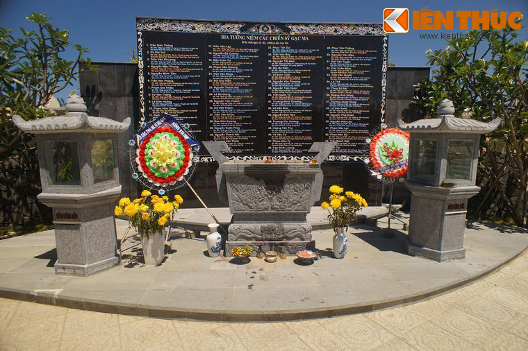 Từ bảo tàng ngầm đi về phía sau có đài tưởng niệm 64 liệt sĩ Gạc Ma, là nơi du khách dâng hương khi đến Khu tưởng niệm.