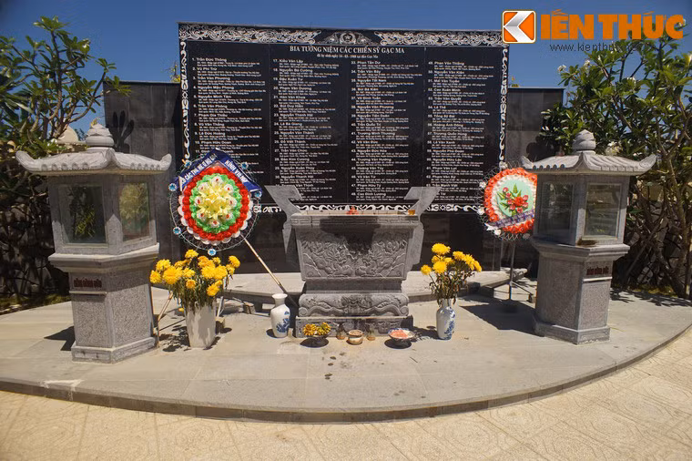 Từ bảo tàng ngầm đi về phía sau có đài tưởng niệm 64 liệt sĩ Gạc Ma, là nơi du khách dâng hương khi đến Khu tưởng niệm.